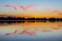 Wolken spiegeln sich im Wasser, Morgenrot, hohe Shutterwolken