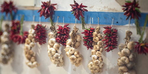 Gedroogde pepers en knoflook in Italië van Johan Savelkoul
