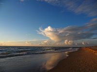 Der Strand von Bergen aan Zee in der goldenen Stunde