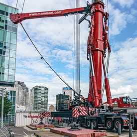 Liebherr LTM 11200 hijskraan van Mammoet. van Jaap van den Berg