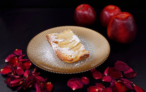 Vers gebakken snelle karnemelktaart met appelstukjes