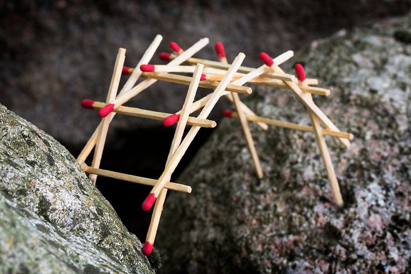 leonardo da vincis selbsttragende Brücke, gebaut aus Streichhölzern zwischen großen Felsen, ausgewäh von Maren Winter