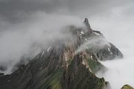 Wolkenveld dat over de bergen kruipt in de Zwitserse Alpen van Felix Van Lantschoot thumbnail