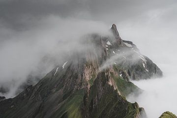 Wolkenveld dat over de bergen kruipt in de Zwitserse Alpen van Felix Van Lantschoot