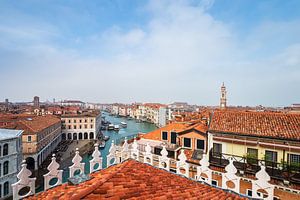 Gezicht op het Canal Grande in Venetië, Italië van Rico Ködder