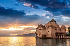 Coucher de soleil avec le Château de Chillon sur le lac Léman (Suisse) sur Carlos Charlez