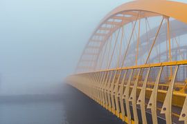 Gele brug in de mist in Utrecht van zeilstrafotografie.nl