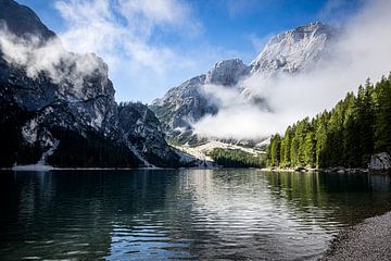 Mist trekt weg bij Lago Di Braies, Zuid Tirol, Italie van Gerlach Delissen