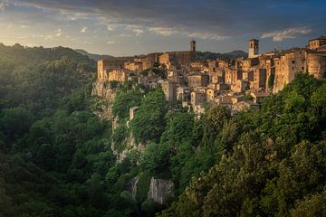 Golden Hour magie over Sorano, middeleeuws Toscaans dorp bij zonsondergang van Stefano Orazzini