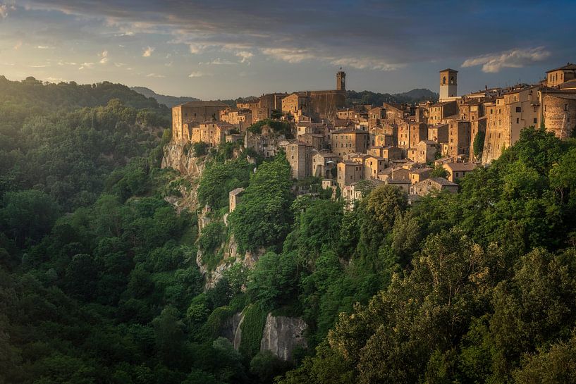 Golden Hour Magic Over Sorano, mittelalterliches toskanisches Dorf bei Sonnenuntergang von Stefano Orazzini