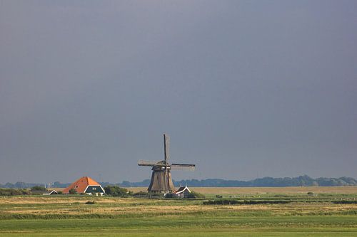 Dreigende lucht boven de Hargermolen bij Camperduin