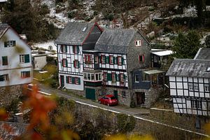 Winterliche Stille in einem idyllischen Fachwerkdorf