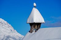 Tief verschneite Turmglocke einer Kapelle am Haiminger Berg im Tiroler Oberland