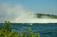 Rand van canadese Niagara Falls met regenboog