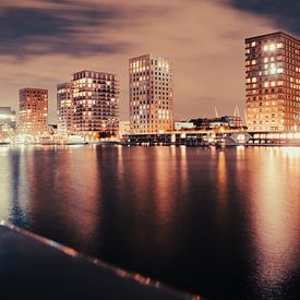 Avondfoto van hoge gebouwen in Antwerpen van Travel.san