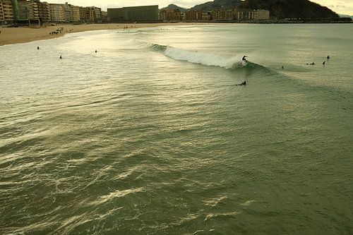 Floater auf einer Welle, San Sebastián