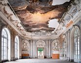 Verlassener Ballsaal mit Malerei. von Roman Robroek – Fotos verlassener Gebäude Miniaturansicht