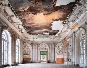 Verlaten Balzaal met Schildering. van Roman Robroek - Foto's van Verlaten Gebouwen