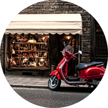 Rode scooter in Italiaanse straat van Tammo Strijker