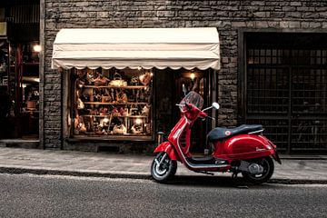 Rode scooter in Italiaanse straat
