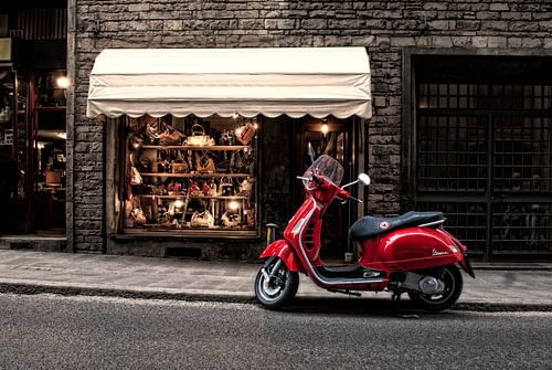 Un scooter rouge dans une rue italienne