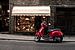 Ein roter Scooter in einem italienischen Straßen von Tammo Strijker