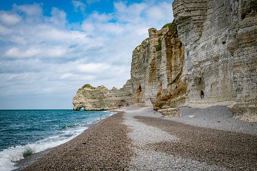 de bekende kalksteen rotsen en klifs bij etretat in normandie