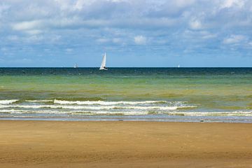 Zeegezicht met zeilboten en strand van Edith Keijzer