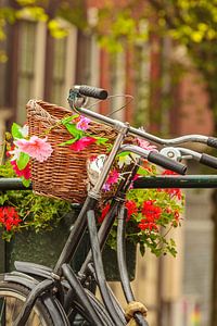 Fietsen op een gracht in Amsterdam van Martin Bergsma