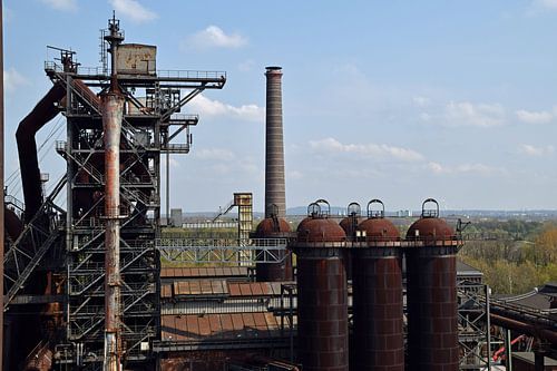 Ancien complexe de haut-fourneau Lapadu à Duisburg avec des silos de stockage rouillés sur le dessus