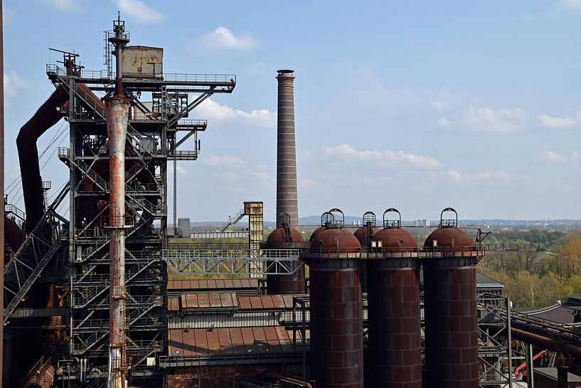 Ehemaliger Hochofenkomplex Lapadu in Duisburg mit verrosteten Lagersilos darüber. von Robin Verhoef