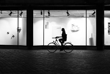 Silhouet van fietsende vrouw in Utrecht