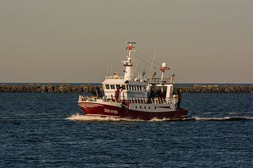 Hektrawler UK  145  in de vroege morgen bij IJmuiden van scheepskijkerhavenfotografie