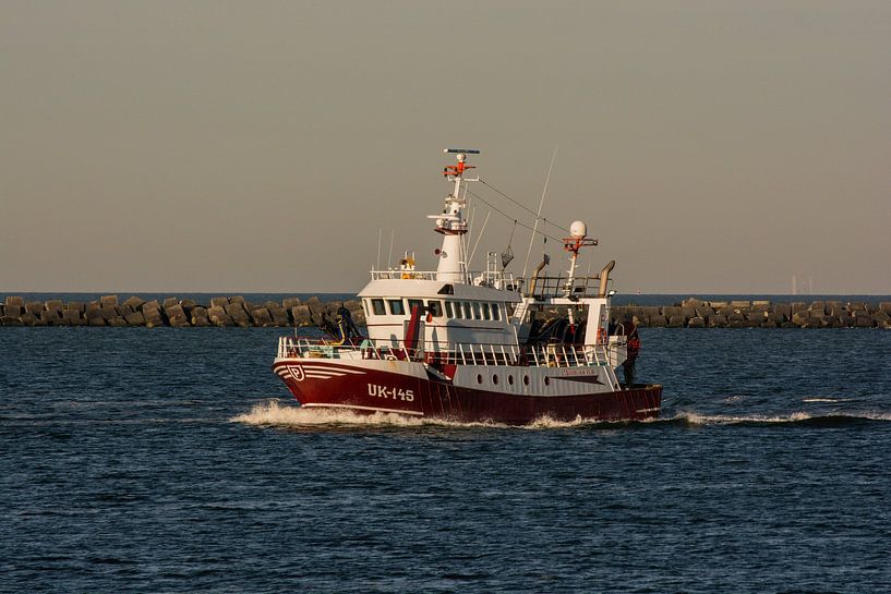 Chalutier Hect UK 145 au petit matin au large d'IJmuiden par scheepskijkerhavenfotografie