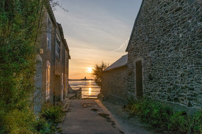 Romantisch doorkijkje naar zonsondergang boven het strand van Patrick Verhoef