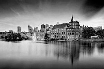 black-and-white shot of the government buildings on Hofvijver in The Hague by gaps photography