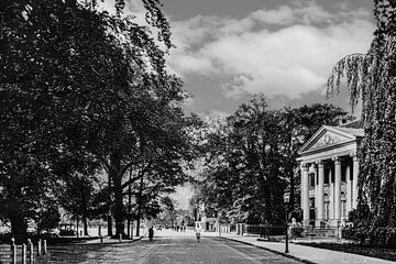 Haarlemer Haus mit den Statuen von Brian Morgan
