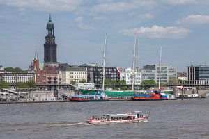 Elbe mit Hafenrundfahrtschiff und  Windjammer Rickmer Rickmers und Michel, Hamburg, Deutschland