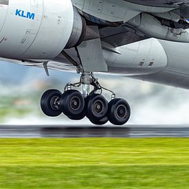 landing gear close up by hugo veldmeijer