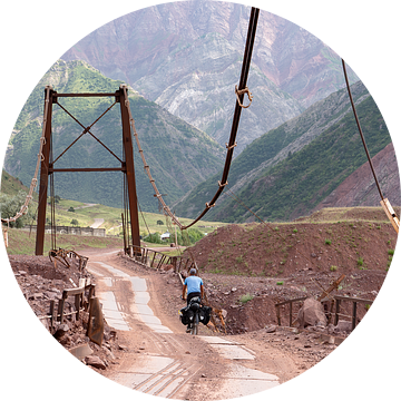 Fietser op de Pamir Highway van Jeroen Kleiberg