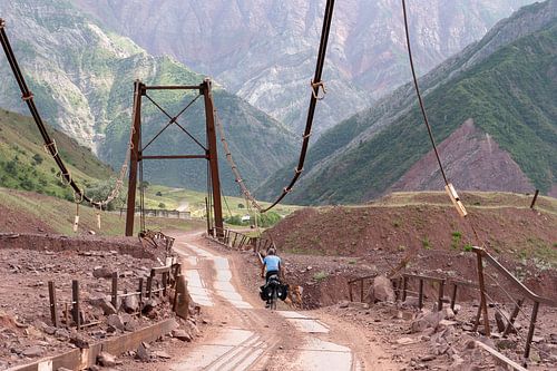 Cyliste solitaire sur l'autoroute du Pamir
