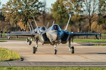 Drie Lockheed Martin F-35 Lightning II vliegtuigen zijn bijna klaar om te vertrekken voor een oefenv van Jaap van den Berg