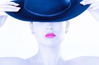 Die Dame mit dem blauen Hut .. von Miranda van Hulst Miniaturansicht