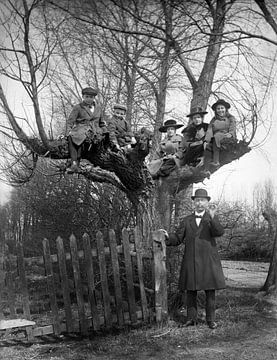 Familiefoto in de boom Jaren 30 van Roel Dijkstra