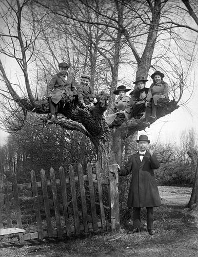 Familiefoto in de boom Jaren 30