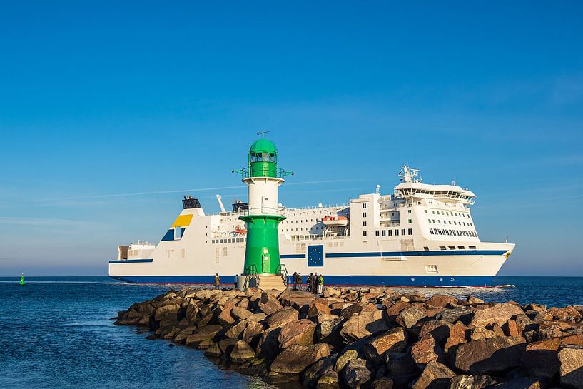 Mole an der Küste der Ostsee mit Fährschiff in Warnemünde von Rico Ködder