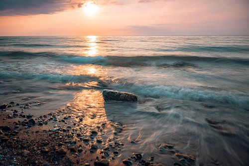Coucher de soleil sur la plage ouest près d'Ahrenshoop sur la mer Baltique. Fisc