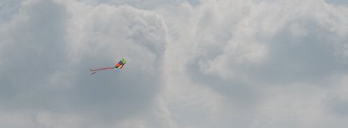 Surreales Bild eines Drachens in den Wolken