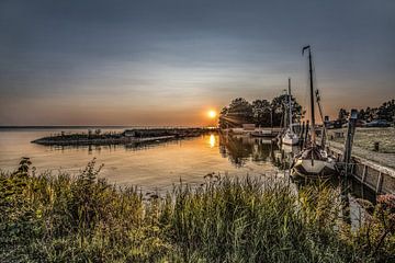 De haven van Laaksum en een zomerse zonsondergang van Harrie Muis