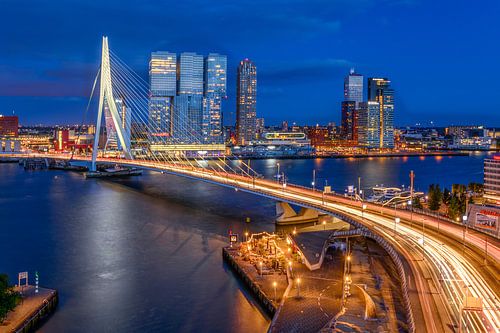 Blick auf die Erasmus-Brücke in Rotterdam am Abend